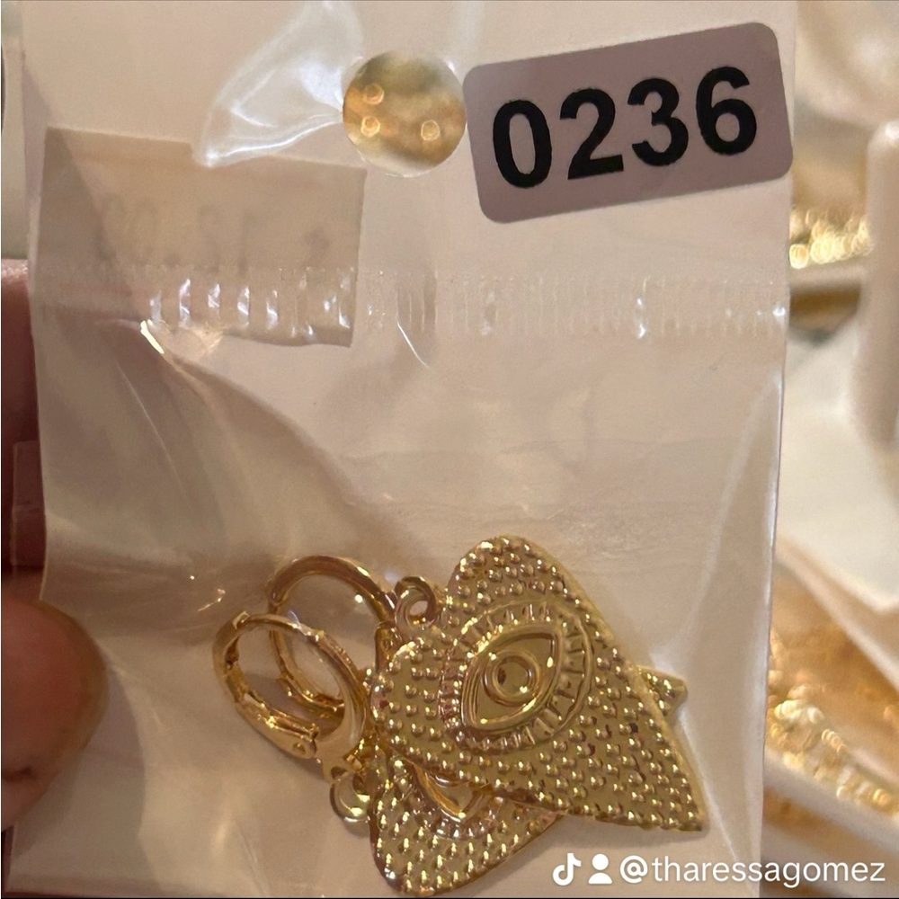 Jewels 4 You Oro Laminado Gold Heart Eye Dangle Earrings View 2